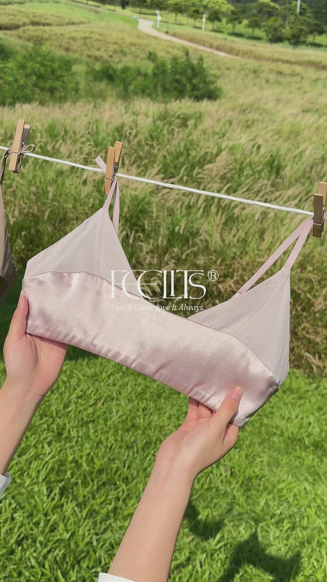 FEELITS BRA15 توب قصير من حرير التوت بوزن 22 موم وفتحة رقبة مربعة – بدون حشوات أو أسلاك داعمة